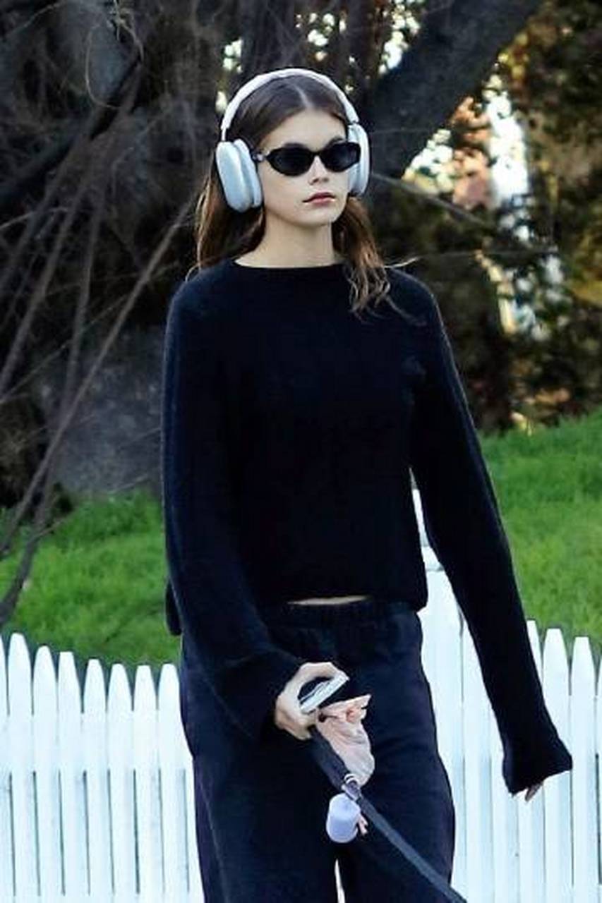 凯雅·杰柏(kaia gerber)2月9日出门遛狗私服分享,身穿黑色宽松毛衣