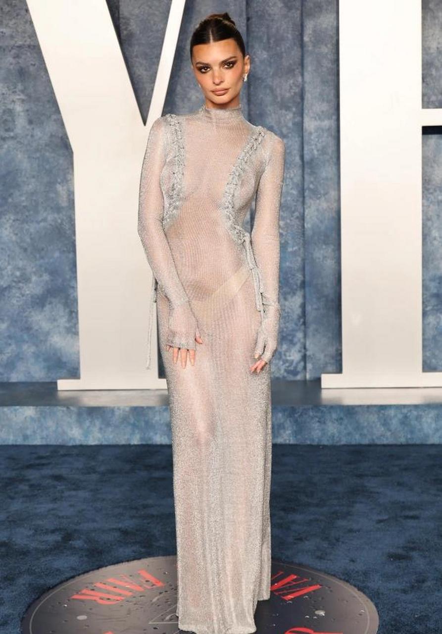 本届奥斯卡上的女明星们的服装:透明连衣裙是主题.