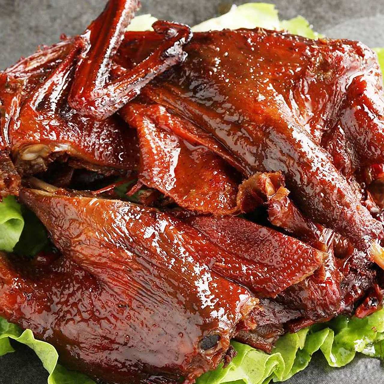 鸭子有万千种吃法,来自江西的鸭子选择了酱鸭的方式来让人们品尝.