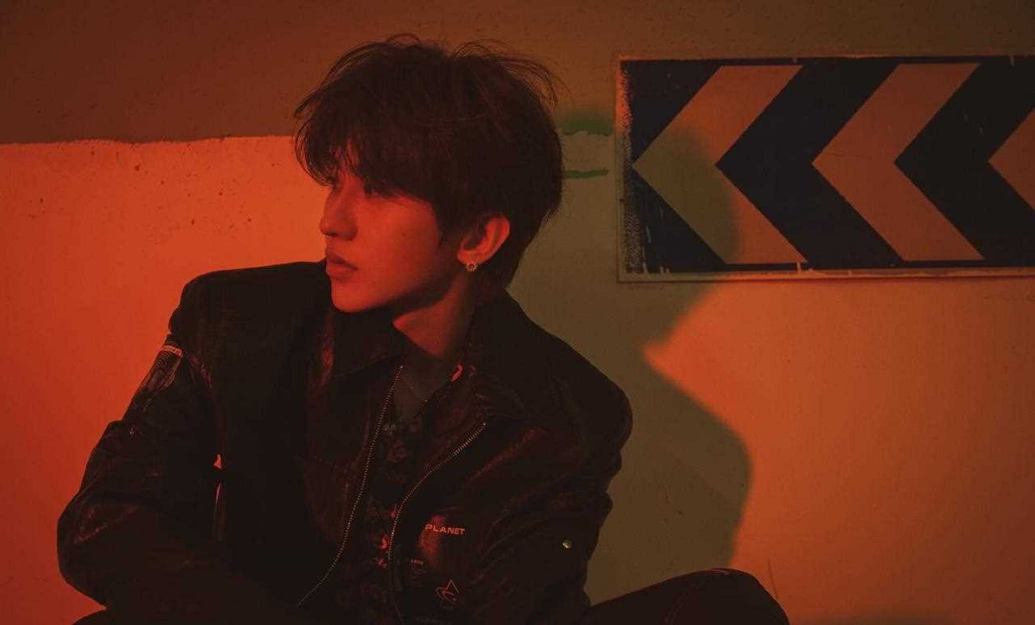 蔡徐坤 x 美好奇妙夜|今晚活动造型;皮衣,涂鸦衬衣,拼接长裤,今晚主题