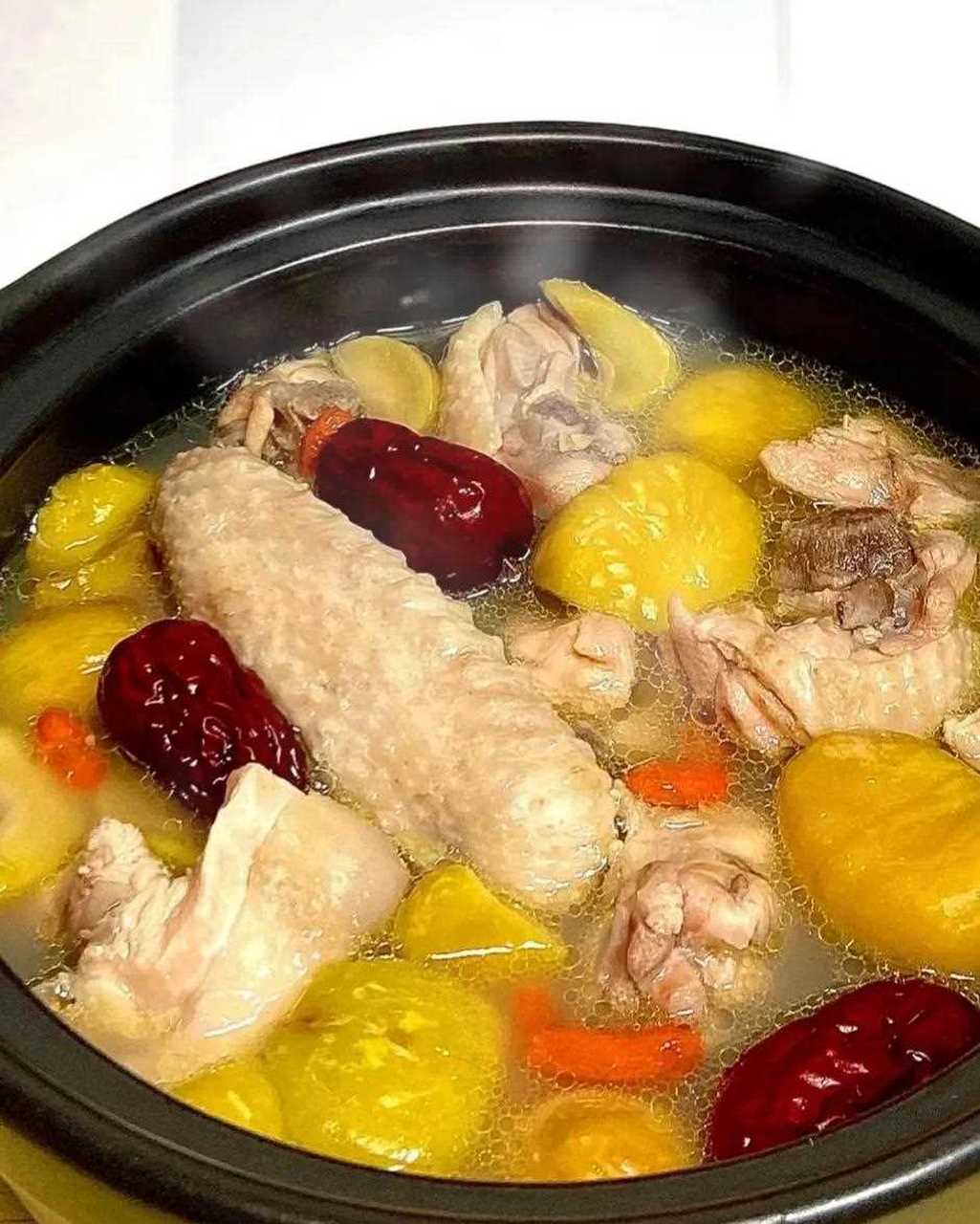 必喝板栗鸡汤,营养暖胃的板栗鸡汤太好喝了,香甜软糯的板栗加上热气腾