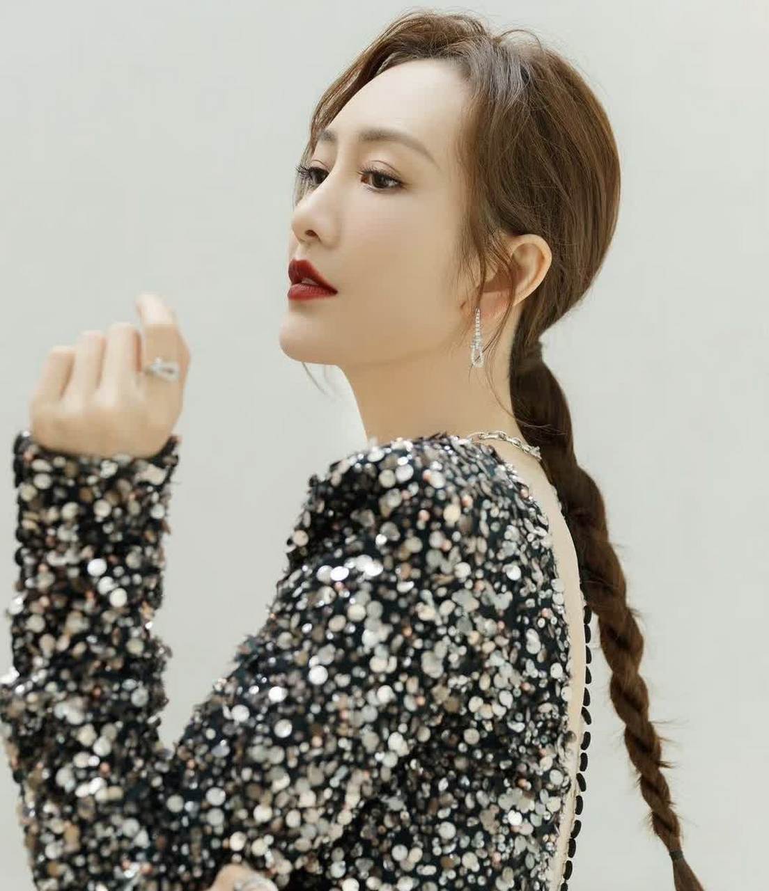 双v钻亮片连衣裙性感迷人,身材姣好!  #王欧