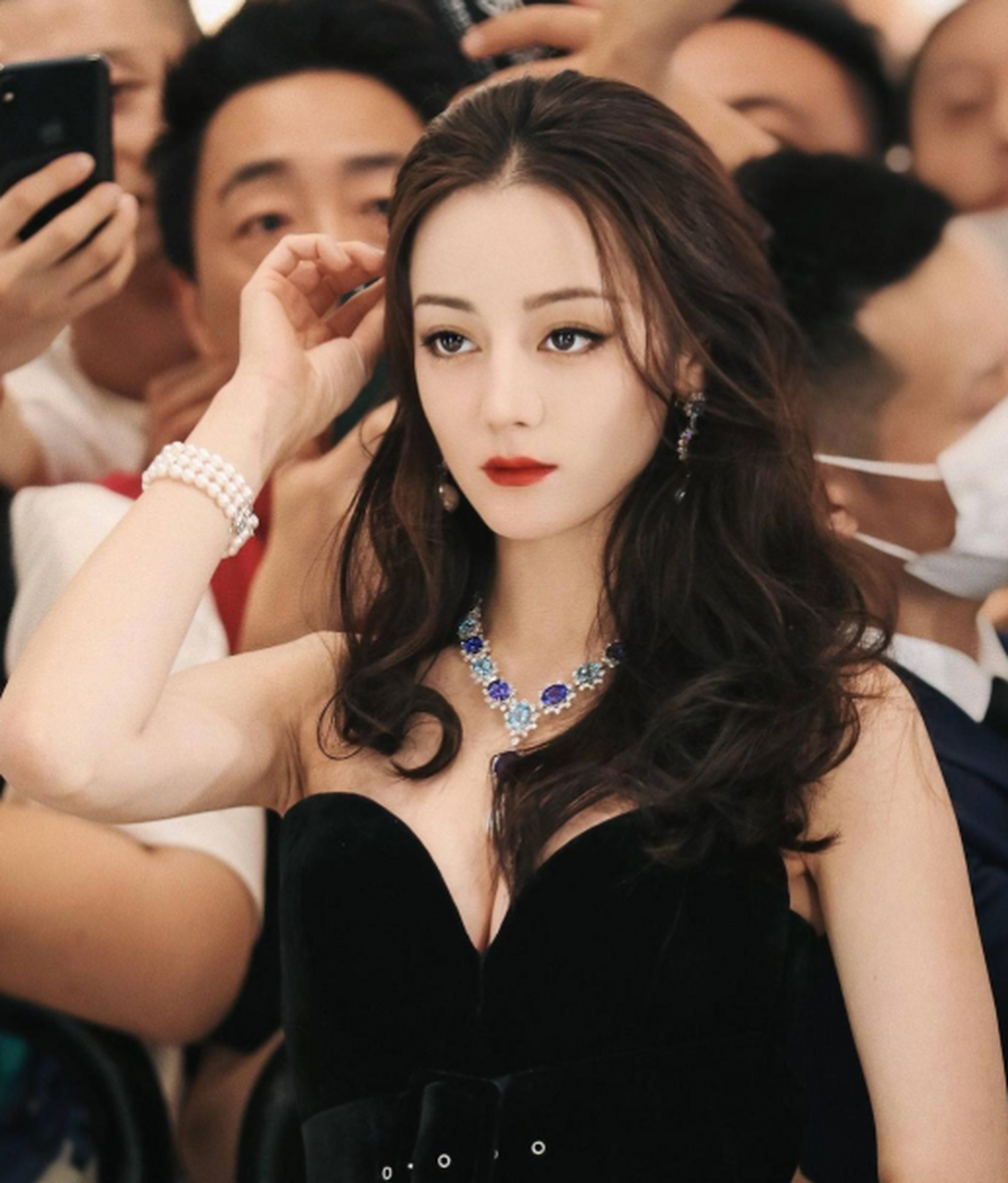 微卷长发的迪丽热巴,每个笑容都那么甜美!