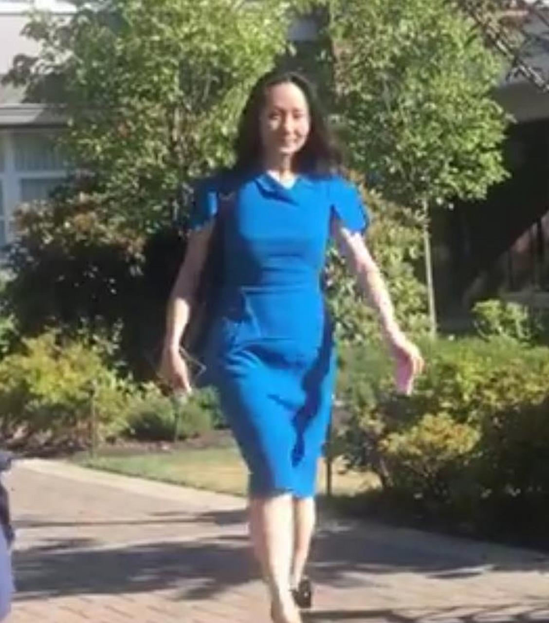 孟晚舟再掀"出庭时尚",穿蓝裙气质减龄,"蒙尘"3年瘦了不少