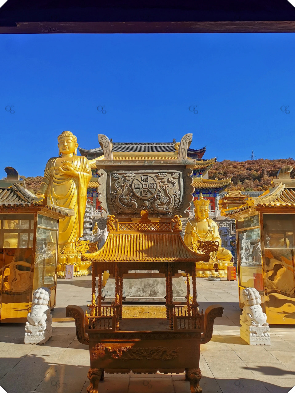 常泰寺位于昌图县太阳山风景区,四面环山,临太阳湖,景色如画.