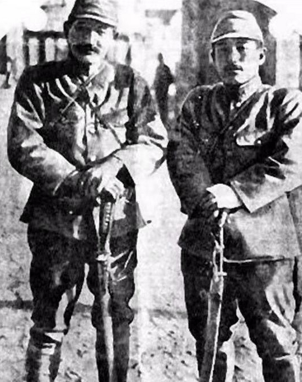 历史老照片# 这是1937年,南京大屠杀期间,两个"变态杀人狂",野田毅