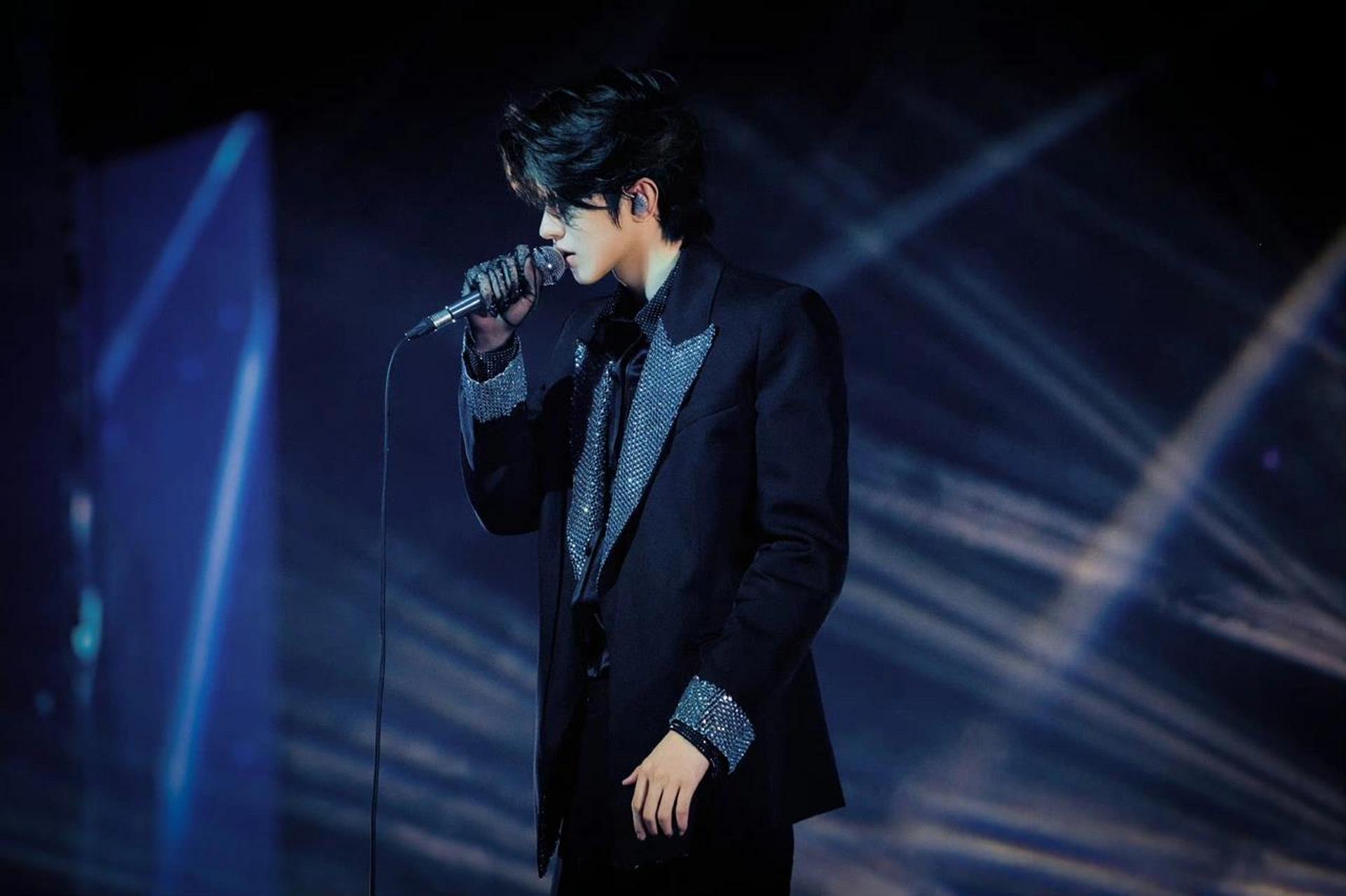 演唱会 蔡徐坤 in mashama 2023aw   钻石领缎面衬衫 钻石垫肩西装