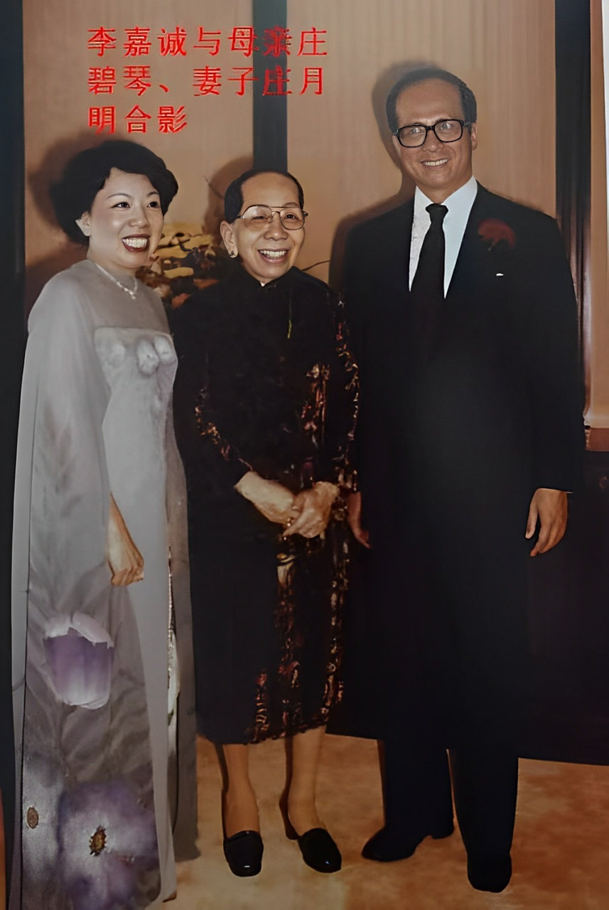 包括李嘉诚,他的妻子庄月明,长子·李泽钜,儿子和李泽楷