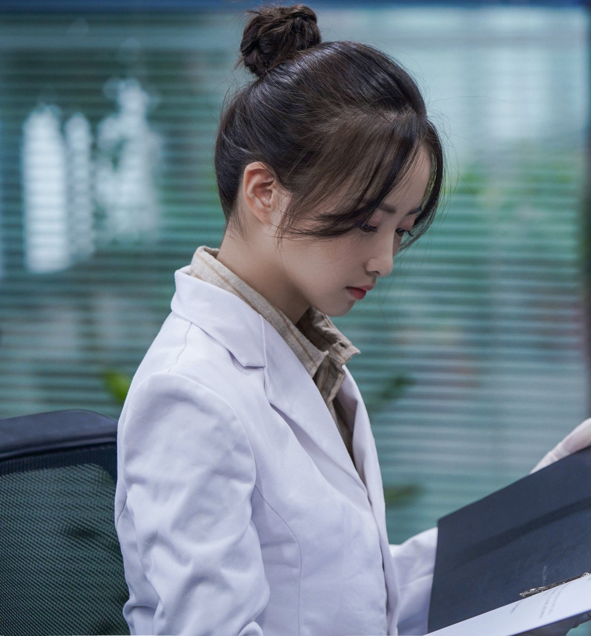 张雨剑,周雨彤,袁昊,肖燃主演的《法医秦明之无声的证词》,悬念设计不