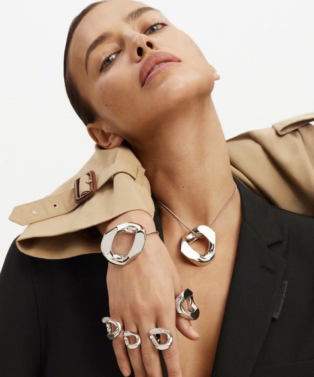 burberry 22ss 广告大片,一群模特探索自我表达的力量?[偷笑]