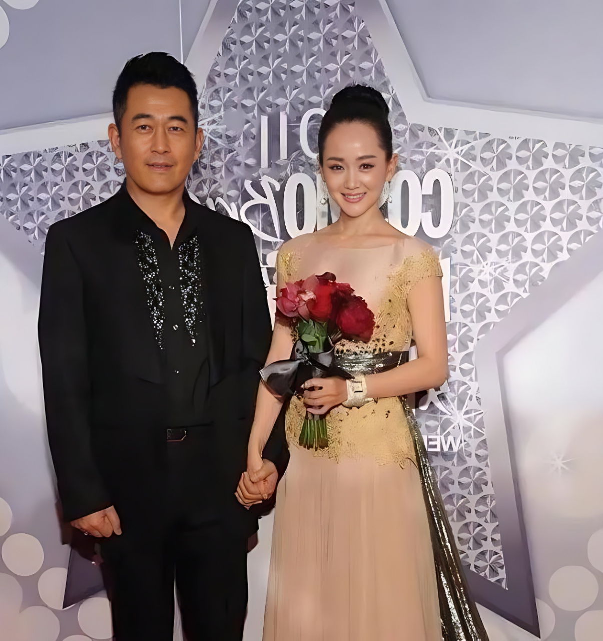 张定涵身穿香槟色薄纱拖地长裙,高贵又典雅.