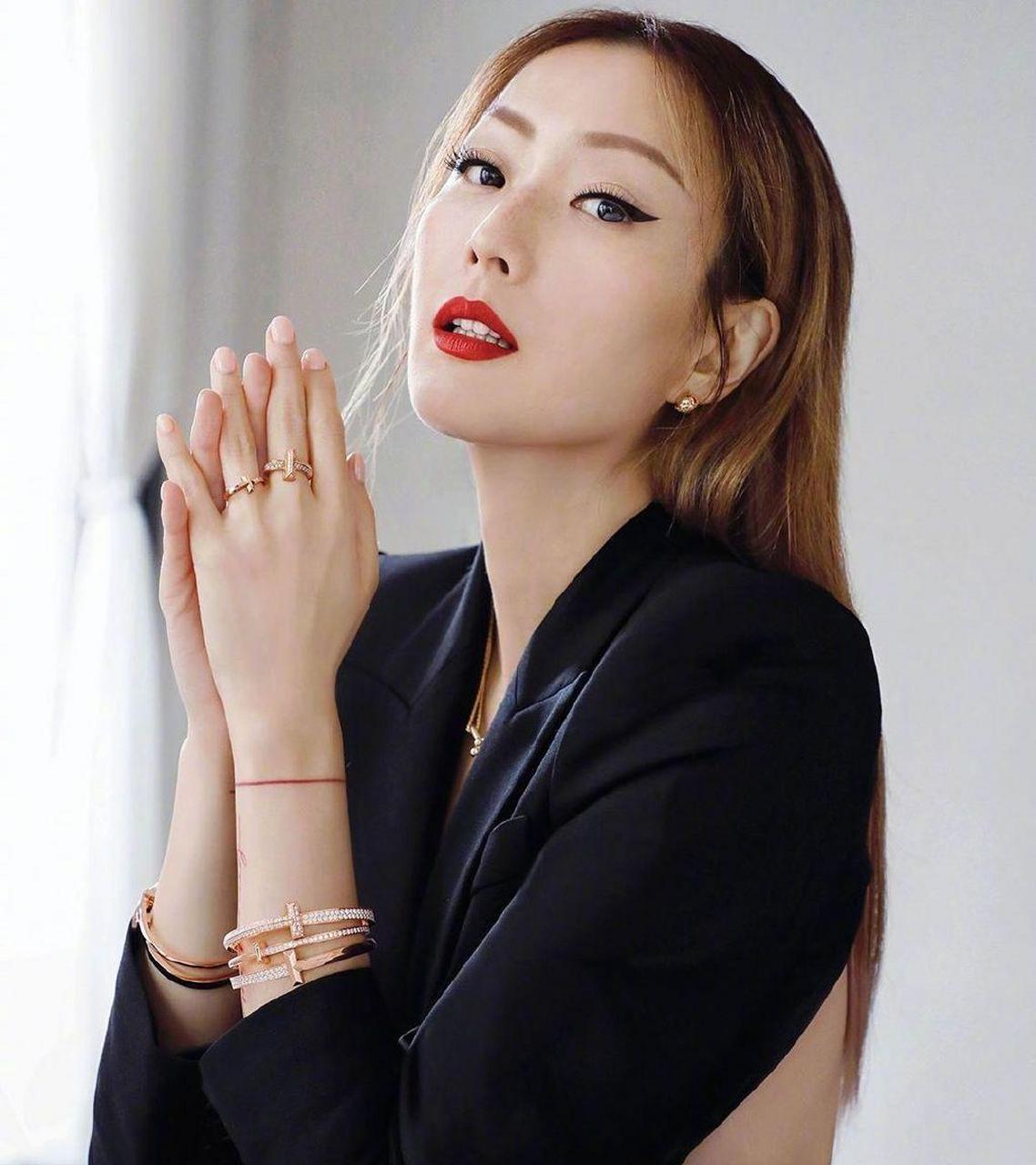 郑秀文真空西装酷美写真图片