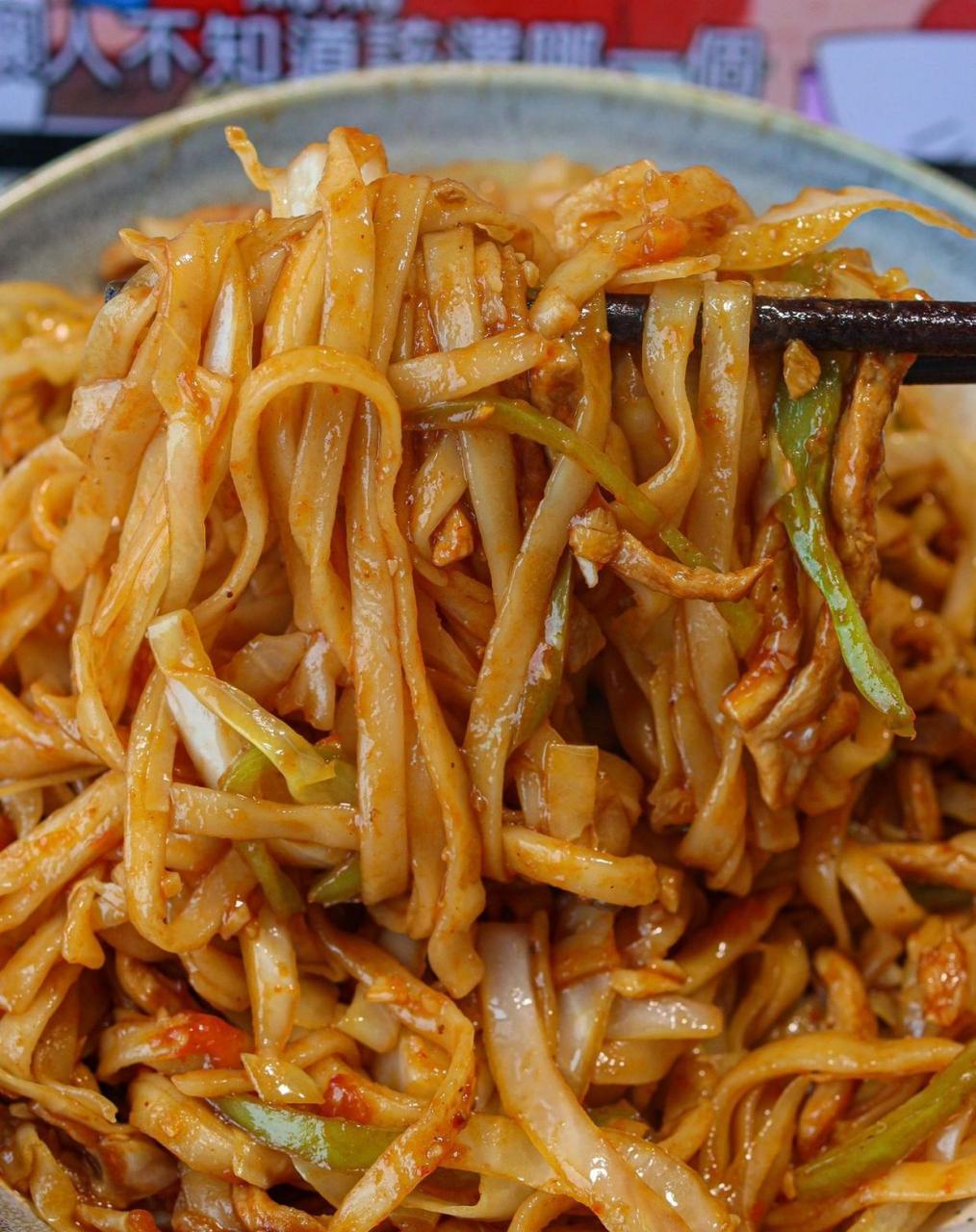 准备食材 番茄圆白菜尖椒手擀面 做法步骤 1葱姜蒜干辣椒花椒炒香