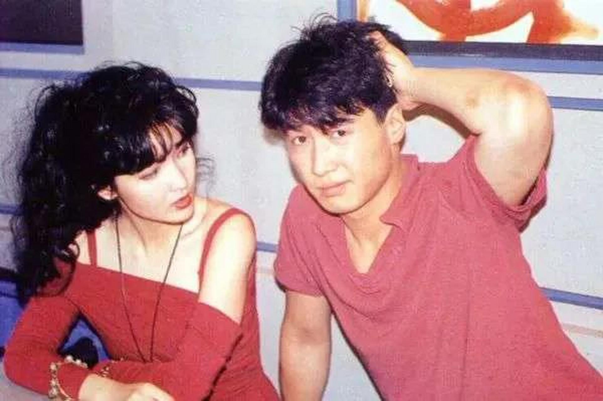 周慧敏和黎明的合影成为了90年代的经典之一.