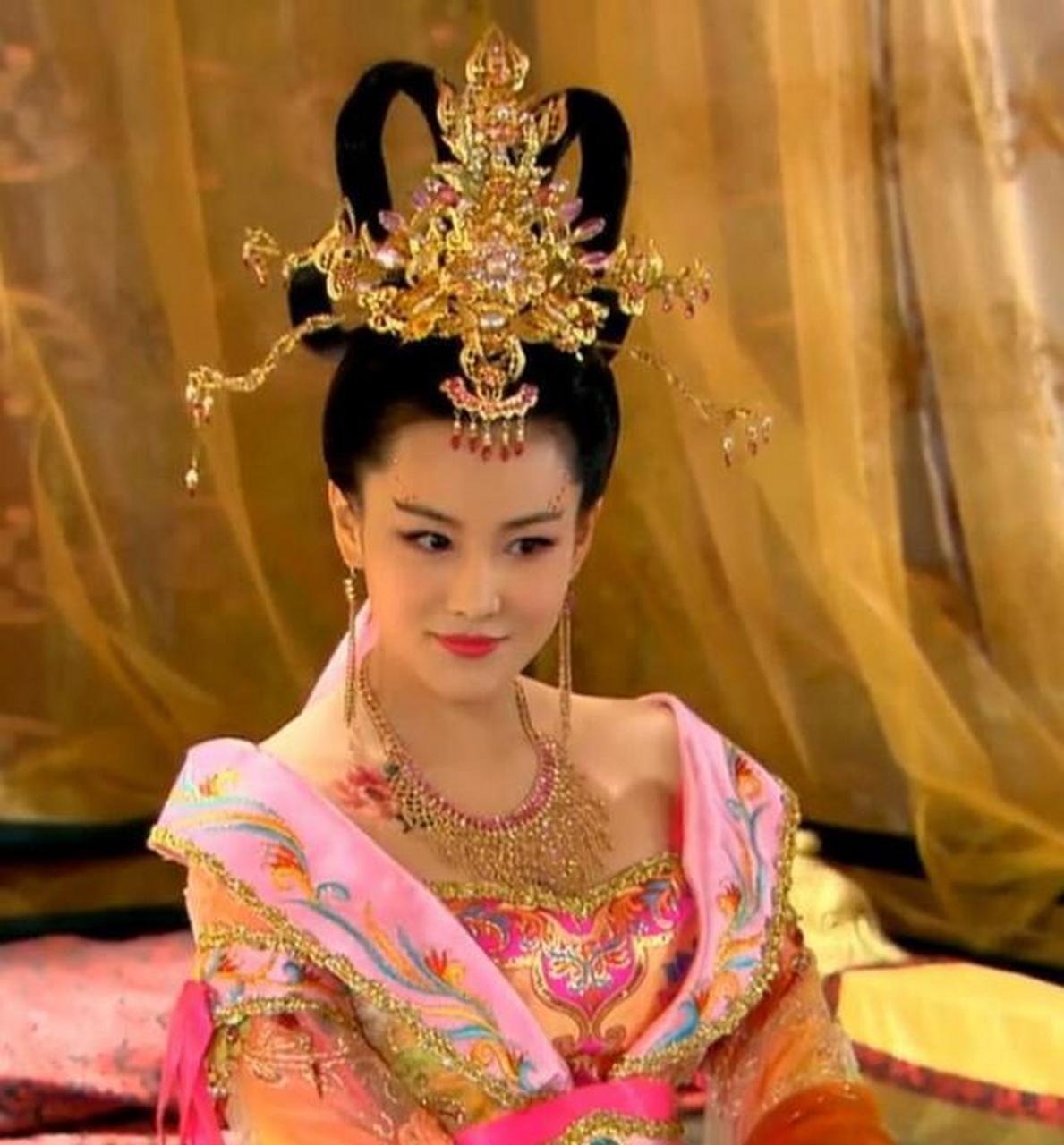 妲己奉女娲娘娘之命,来朝歌作乱,凡是维护纣王的骨干,她几乎一个不落