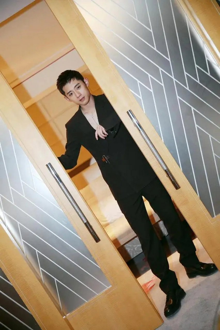 张继科帅得好张扬!真空穿西装散发浓浓荷尔蒙,少年脸却有男人味.