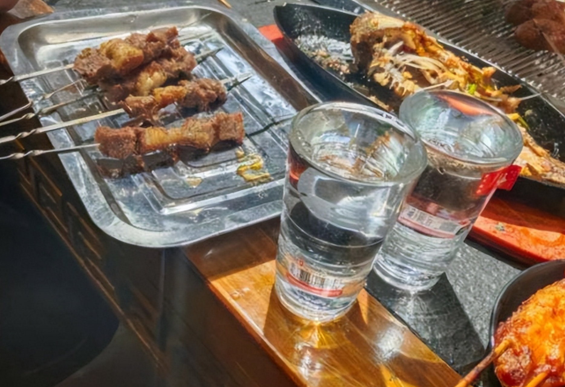 白酒# 广东一家8口坐飞机去淄博喝酒吃烧烤,撸完串喝完酒后准备结账