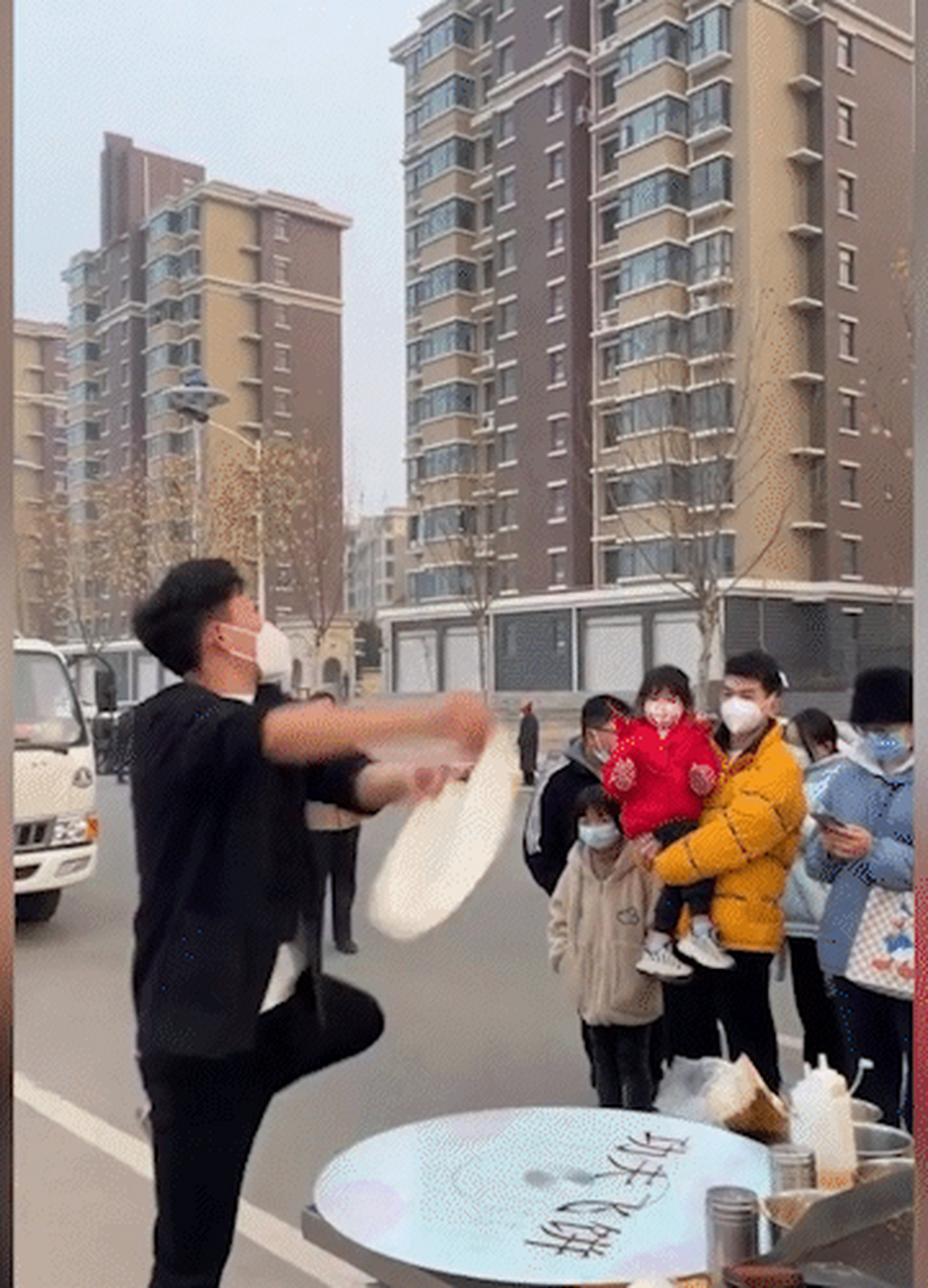 网友现场拍摄"功夫飞饼"路边摊,饼在空中飞了一圈!