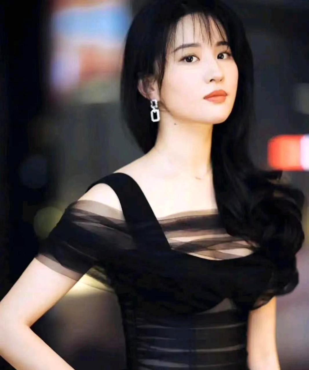 这些女明星穿着黑色裙子,刘亦菲清纯可爱,倪妮性感迷人,热巴端庄典雅