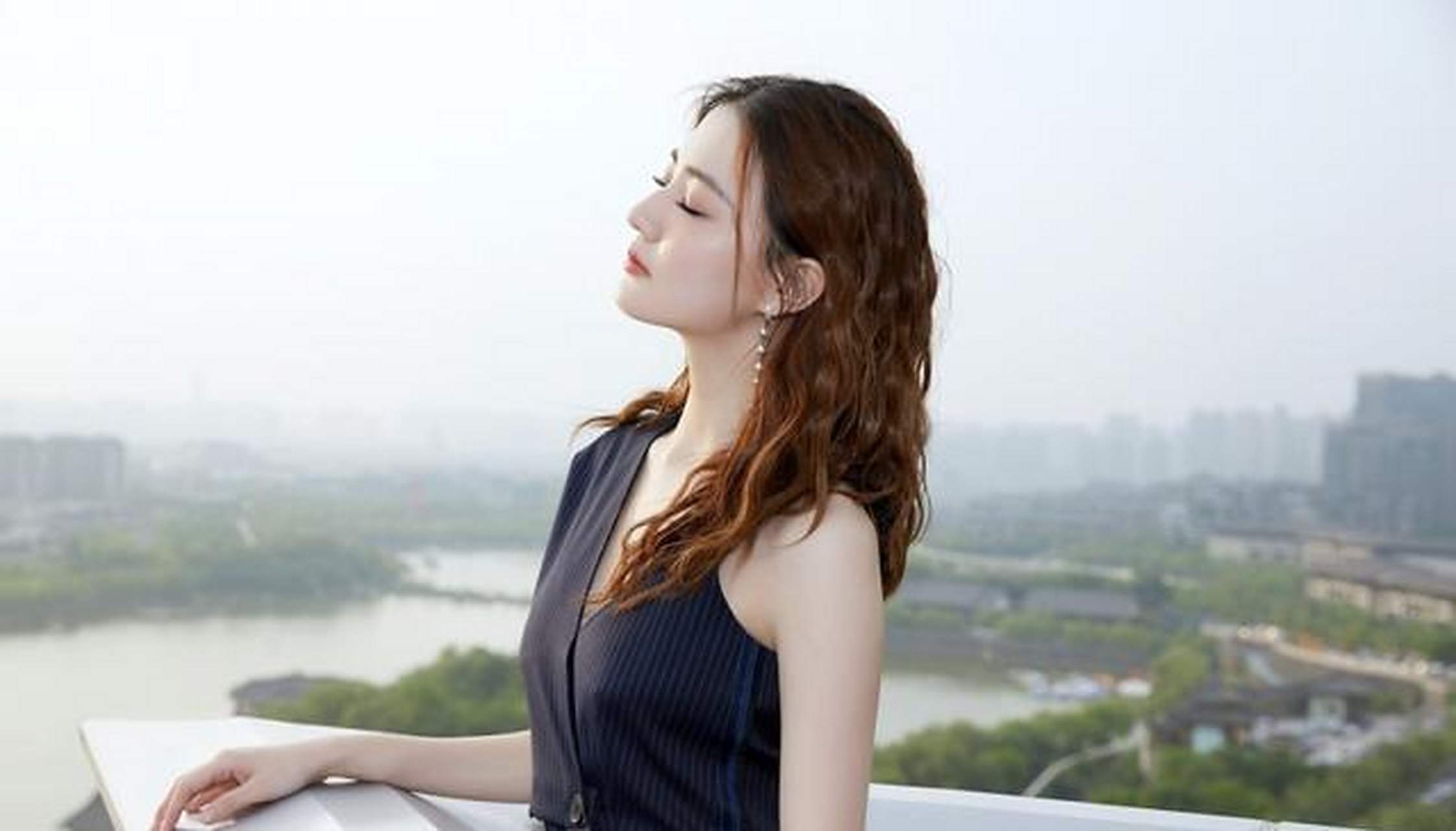 90后女明星徐璐黑色露肩短裙精致妆容高雅气质