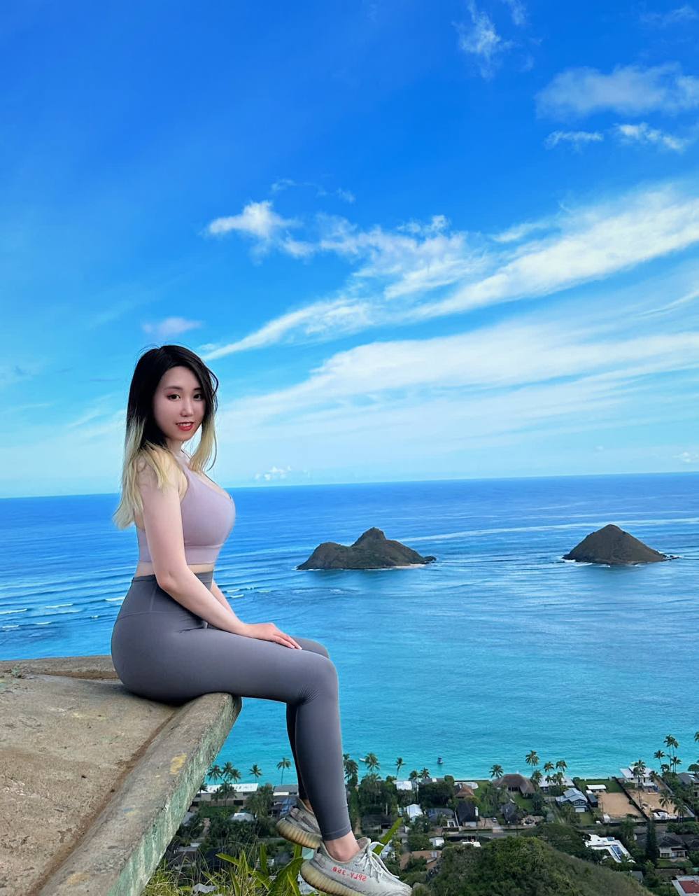 微胖小姐姐穿瑜伽服,尽显凹凸有致的好身材[大哈][三哈][得意]