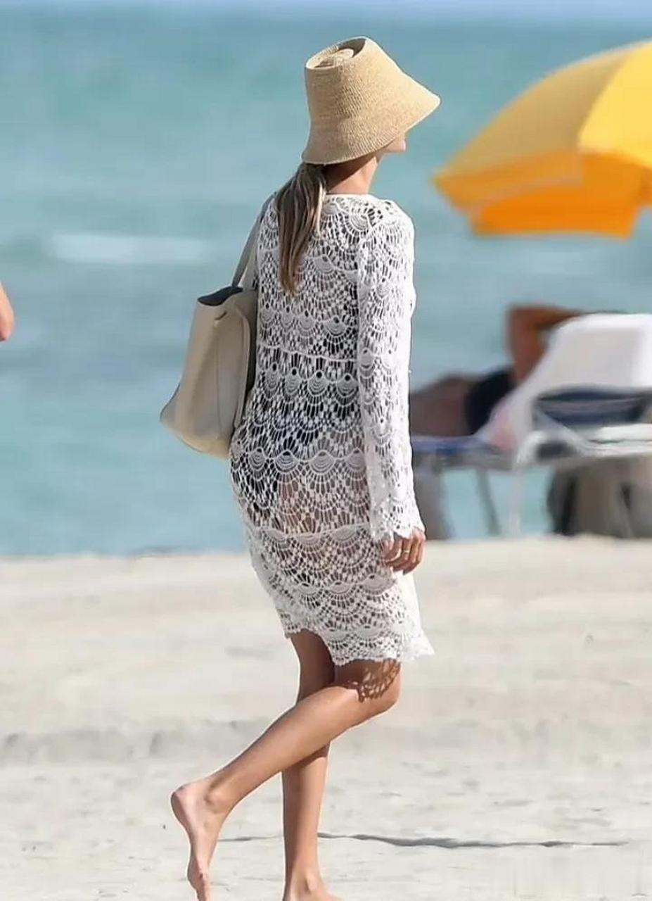 伊万卡的金发向后梳成低马尾,时髦的单肩包给增色不少.