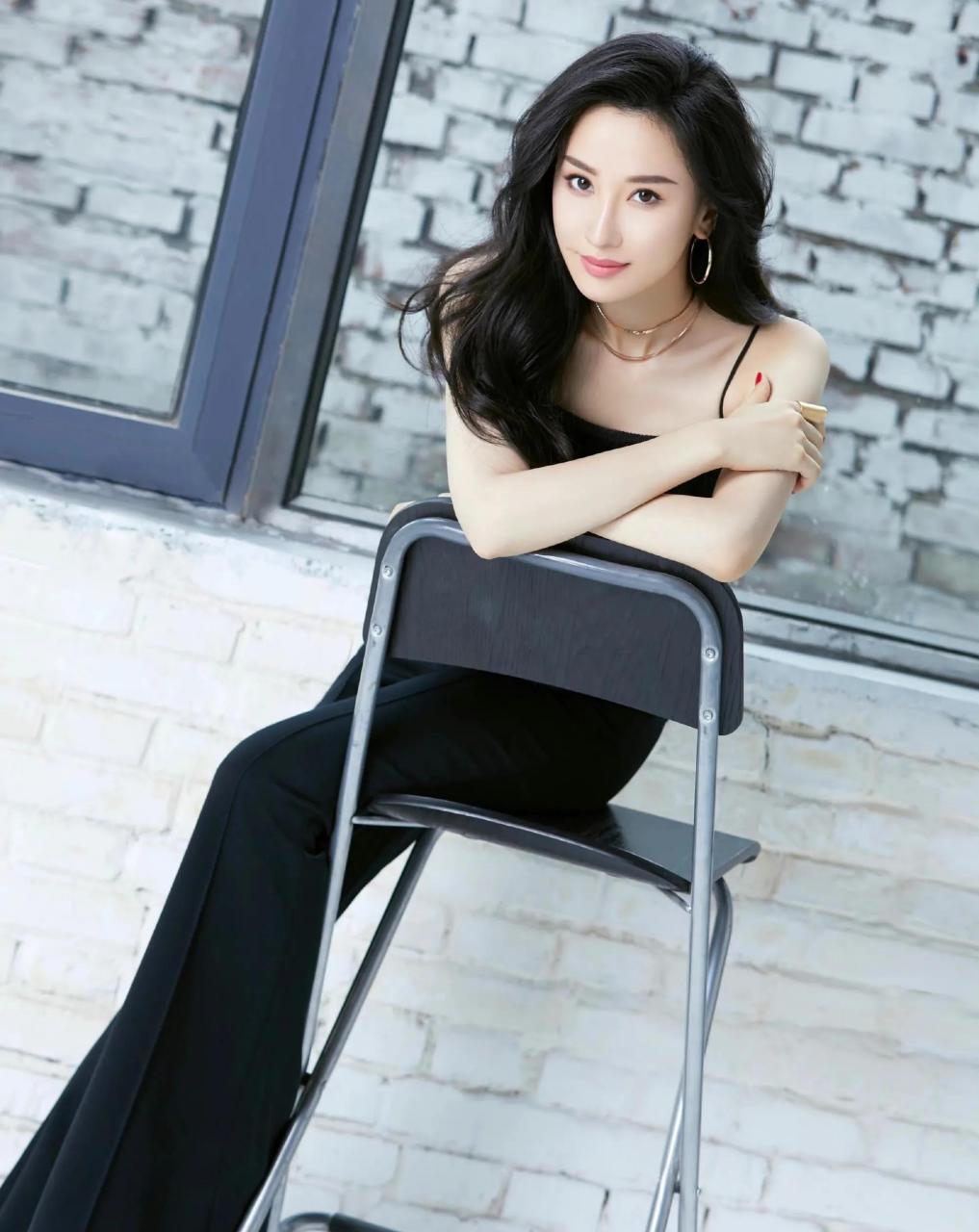 领动计划# 朱子岩 是个不折不扣的女汉子,她的事业型女强人形象,知性