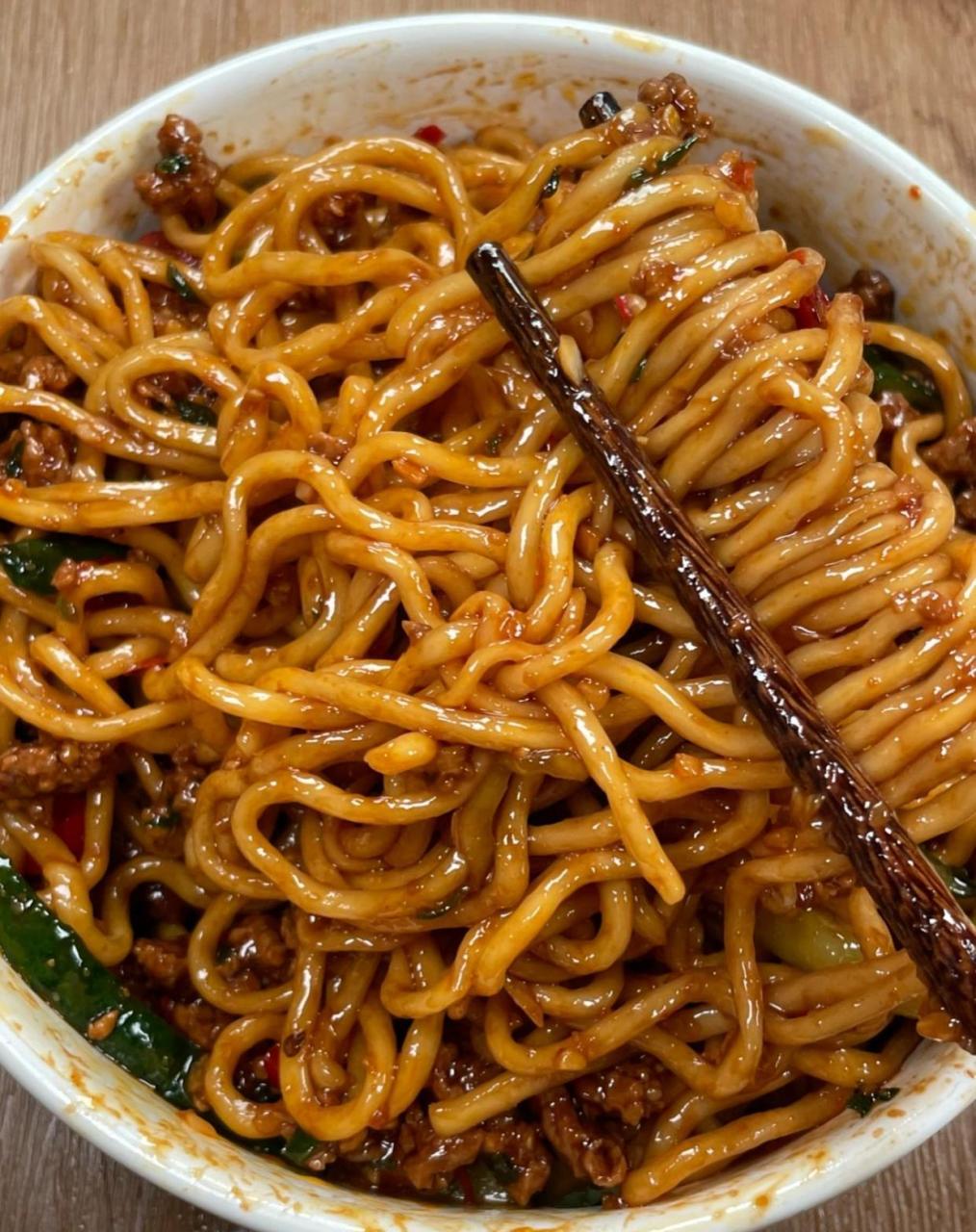 嗦一口q弹爽滑的面条,被酱汁满的肉末,脆爽的黄瓜丝儿,简直好吃到没谁