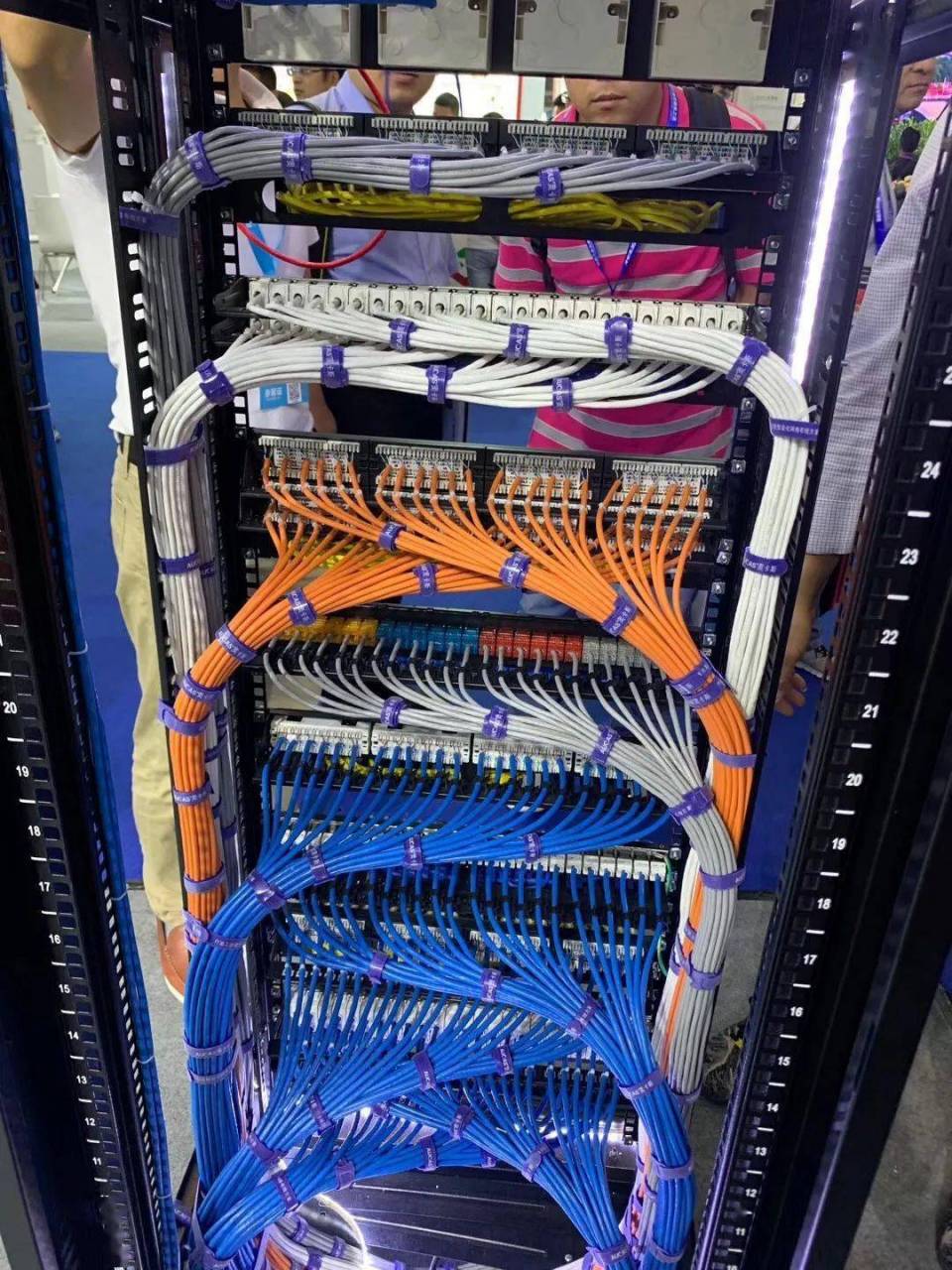 机柜布线要求主要包括以下几个方面: