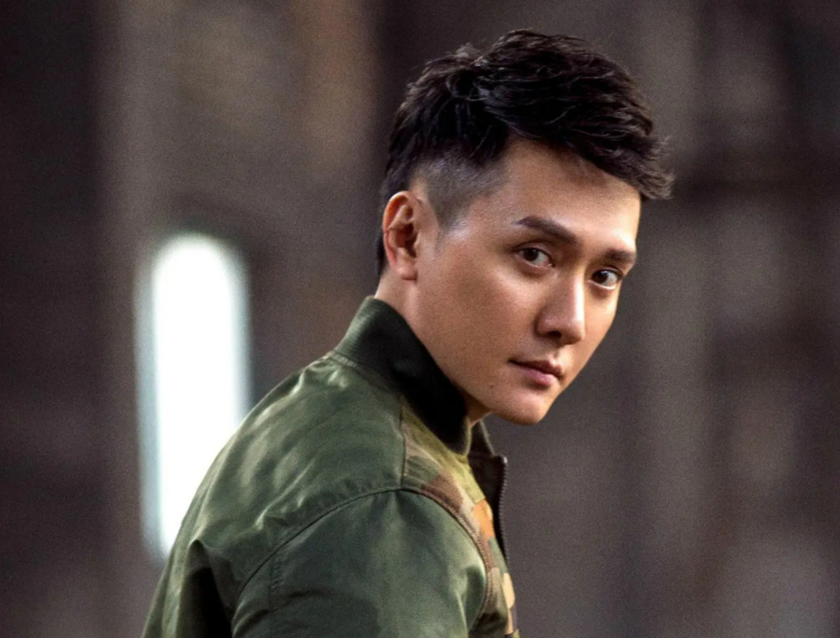 豪门公子冯绍峰的老爹叫冯月平,从事纺织行业