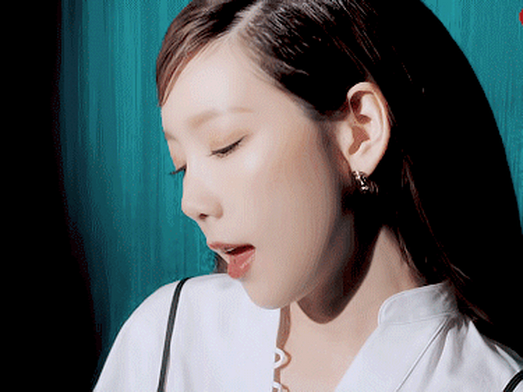 在电视剧《你们被包围了》中,金泰妍用她特有的声线演绎了插曲《爱那