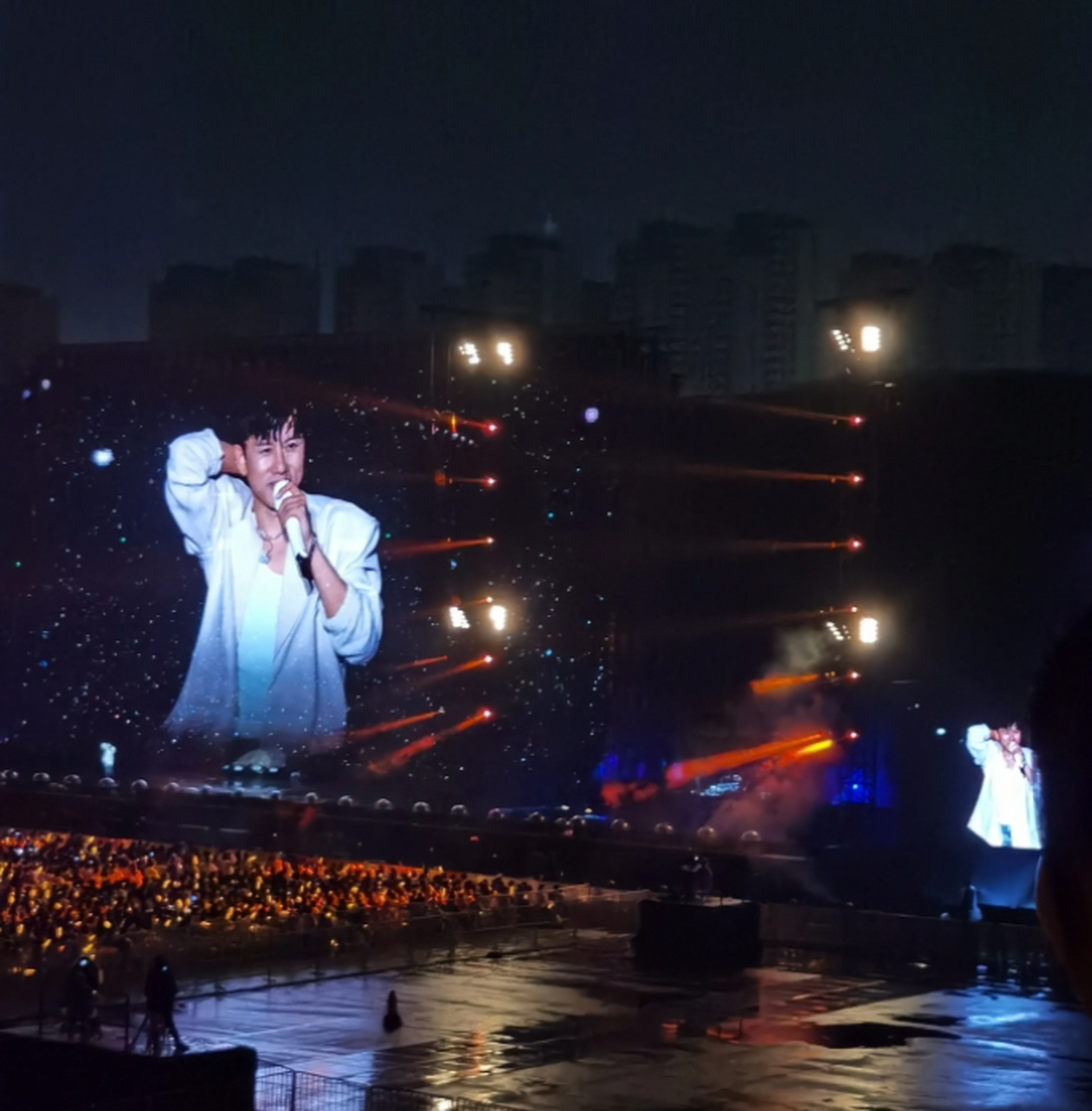 看完张杰演唱会,走在回家路上,听见旁边小伙子吐槽: 买了3800元的vip