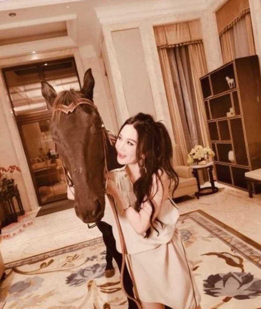 54岁温碧霞在豪宅客厅里骑马,这是凡尔赛的新境界啊!