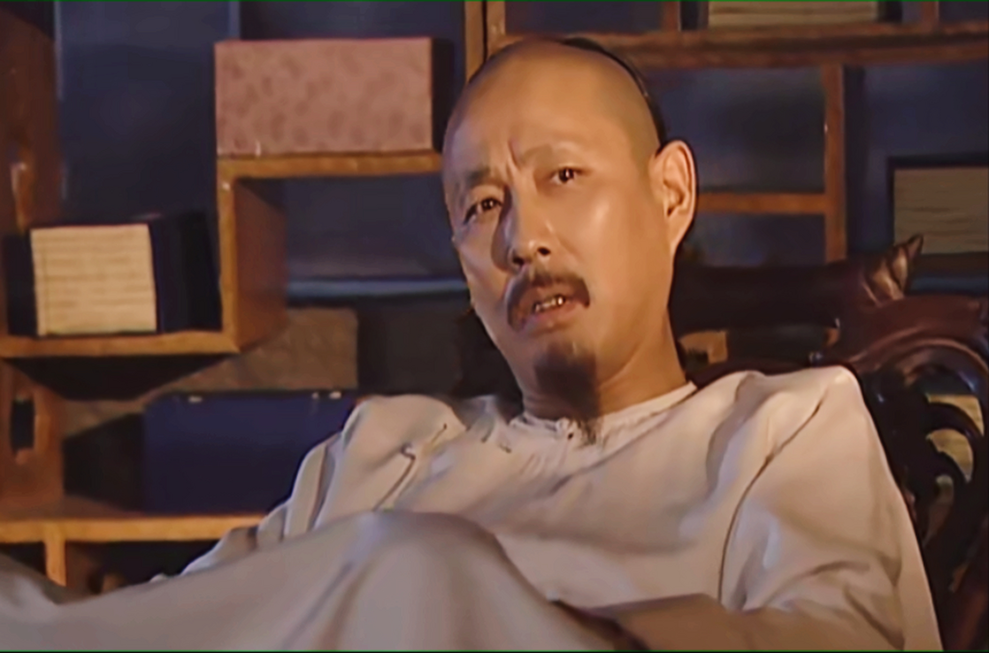 康熙话刚落,罗世长上前一步,撩起衣襟扑腾跪下:"小民叩见圣上!