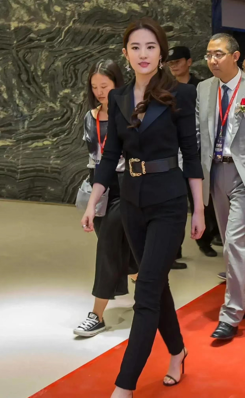 刘亦菲这套西装好有女强人的气质,像是上市公司的女总裁在视察工作