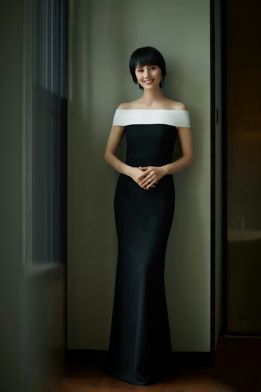 袁泉华表奖颁奖典礼造型,简洁优雅的黑白礼服,凭借《中国机长》提名