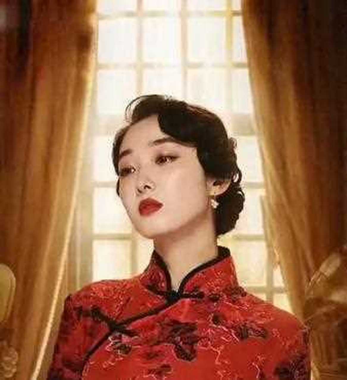 "蒋梦婕"气场真够好,穿一袭古典红旗袍,复古妆容高贵典雅[爱钱]