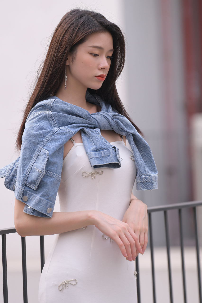 遇见白皙肌肤的美腿肉丝小姐姐