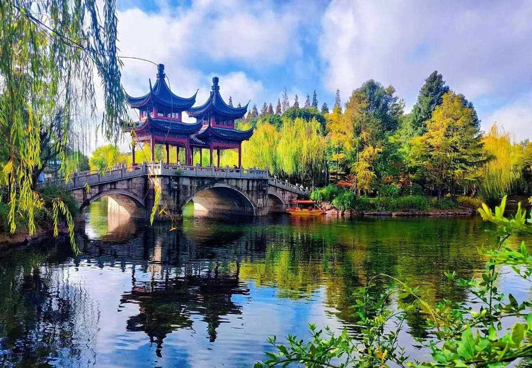 游沪上的古华公园,公园位于奉贤,构思独特,小桥流水间有亭,台,楼,阁