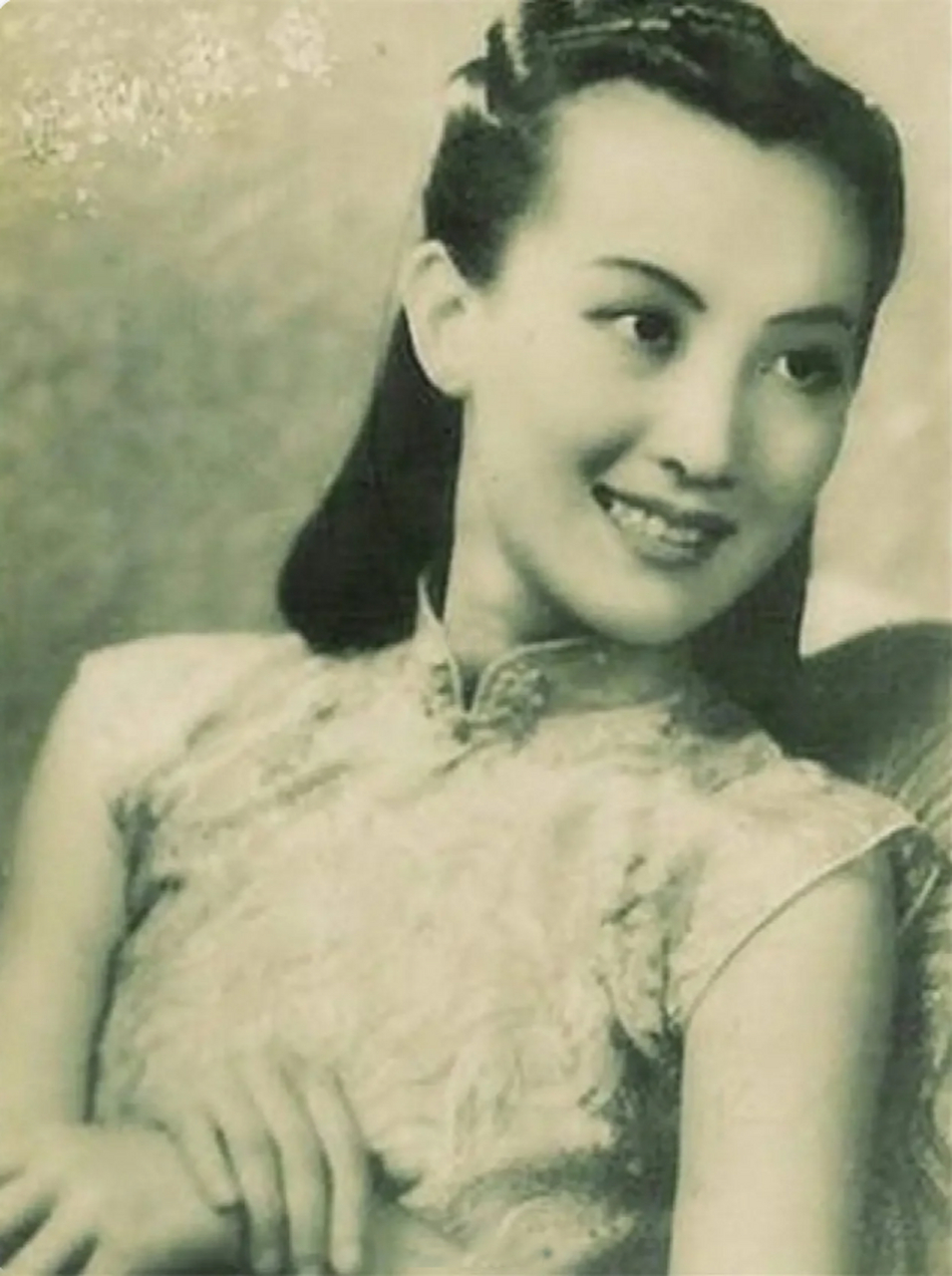 周璇是民国时期的著名影星,歌星,有"金嗓子"之称.