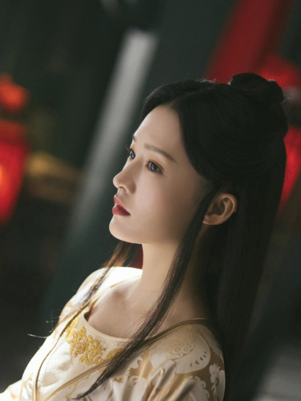 奇怪却别有一番韵味  李沁在沈骊歌里的造型说不上来,有的有点怪怪的