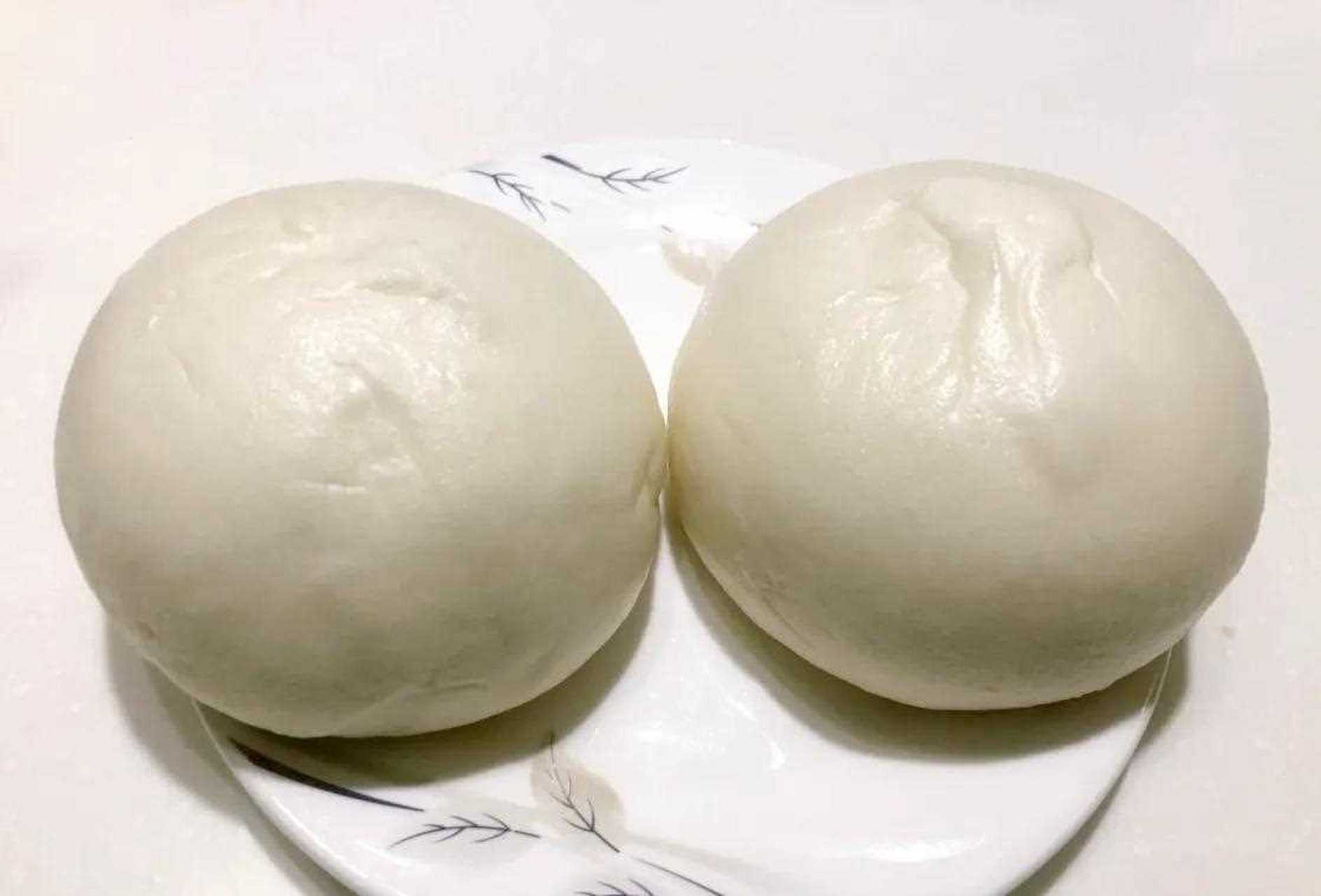 看我买的大馒头 一个比自己拳头还大[大笑] 看着就很好吃的样子[呲牙]