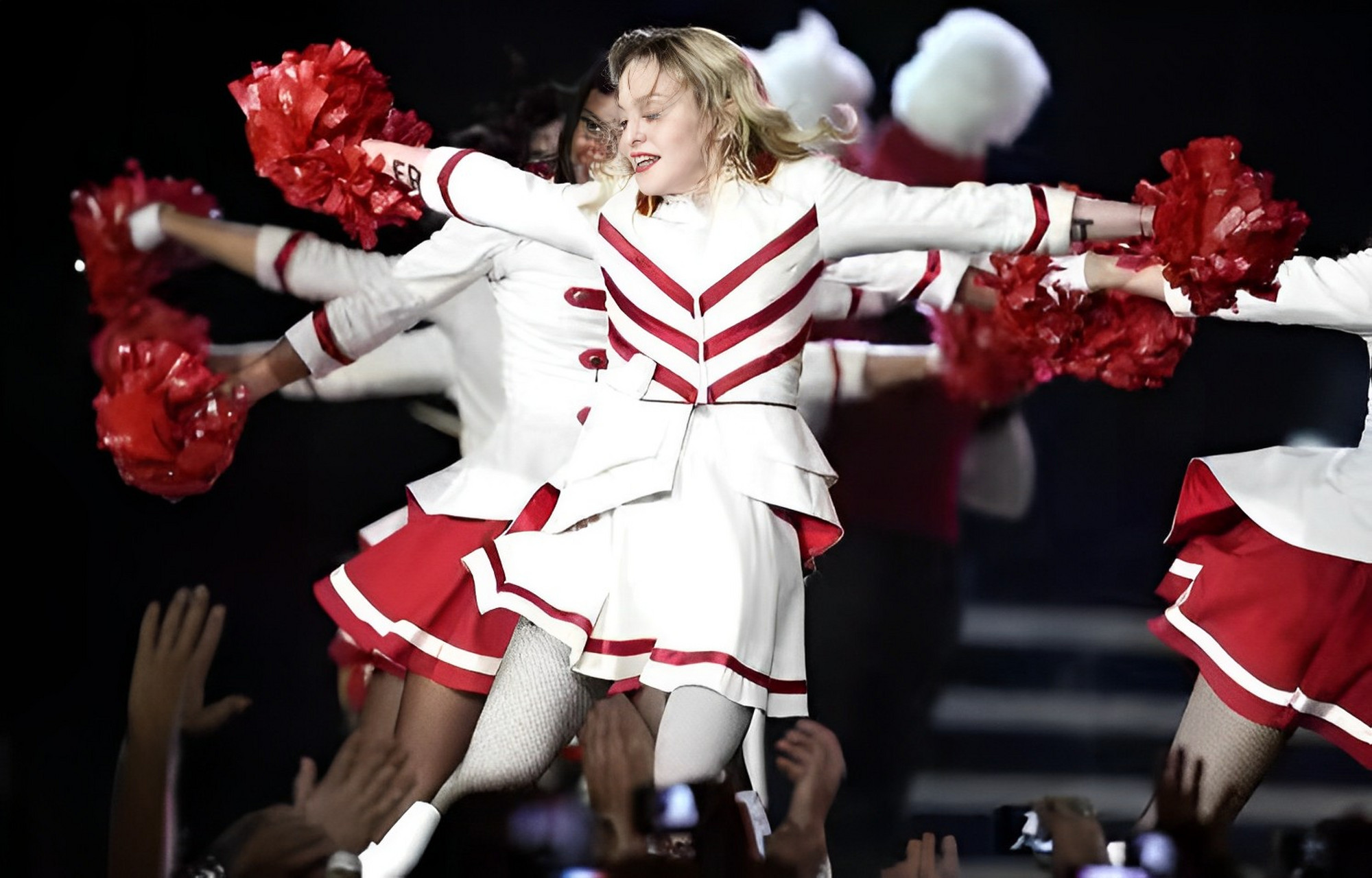 在一场演唱会上,麦当娜正在表演一个非常激烈的舞蹈动作,当她试图跳跃