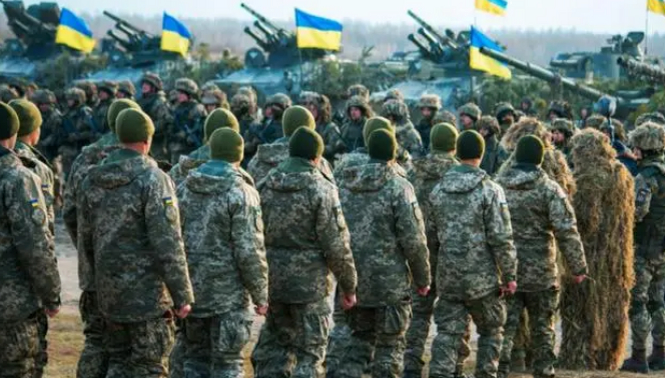 乌军"魔鬼训练"画面曝光,教官手持长棍,对士兵后背一通猛打,近期,乌军