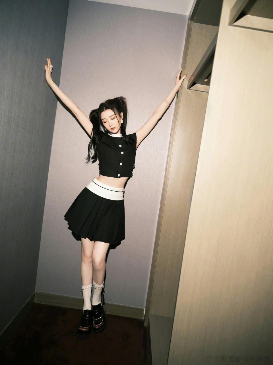 毛晓彤双马尾造型  毛晓彤最新随拍来了,额前编发双马尾 黑色套装造型