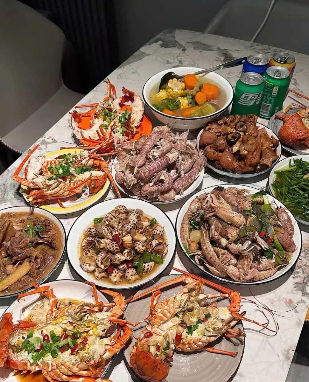 听闻我爱吃海鲜,未来婆婆做了一桌海鲜大餐招待我