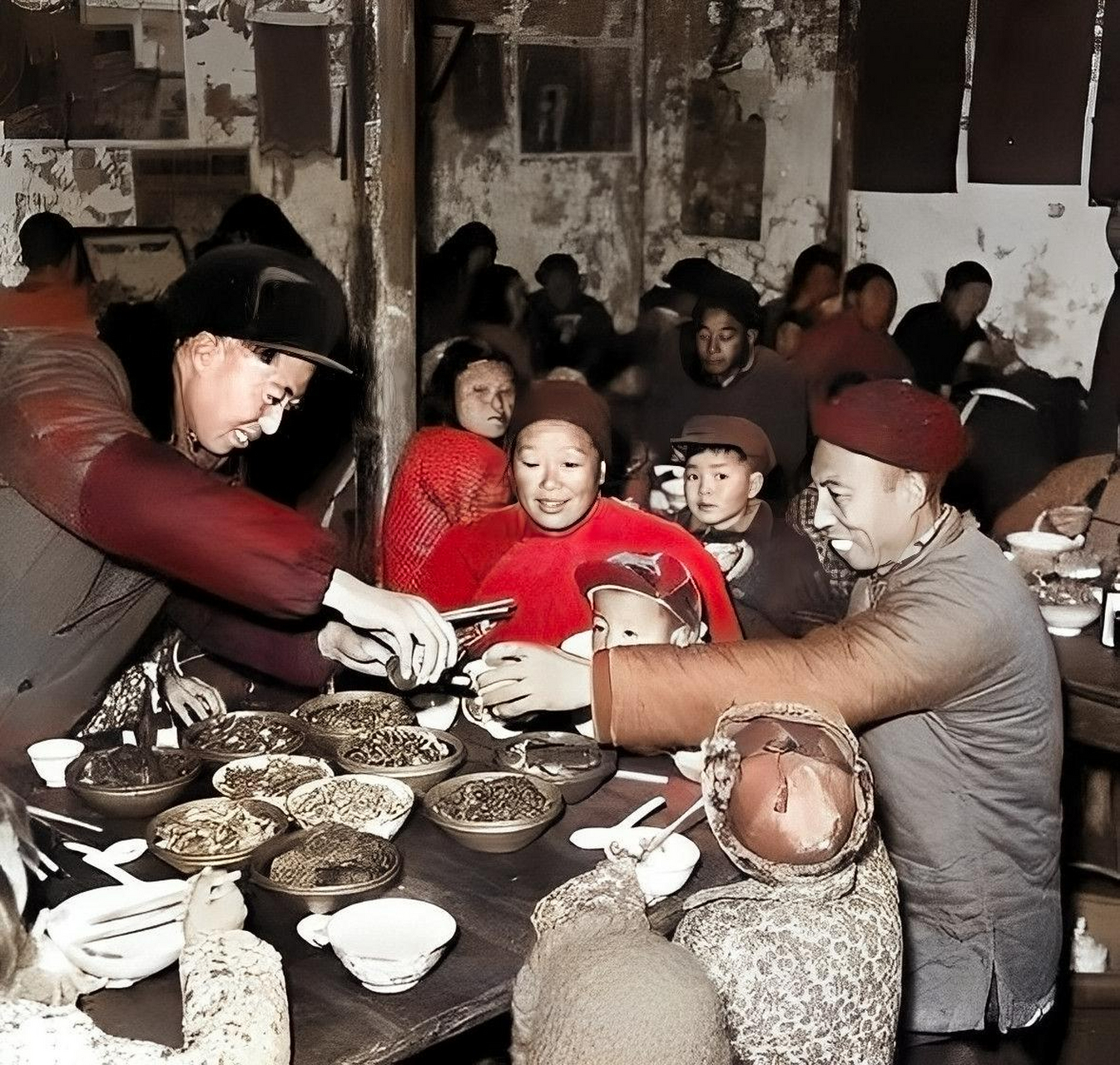 20世纪50年代,一座大型集体公社餐厅在一个大的!  #ai共创计划