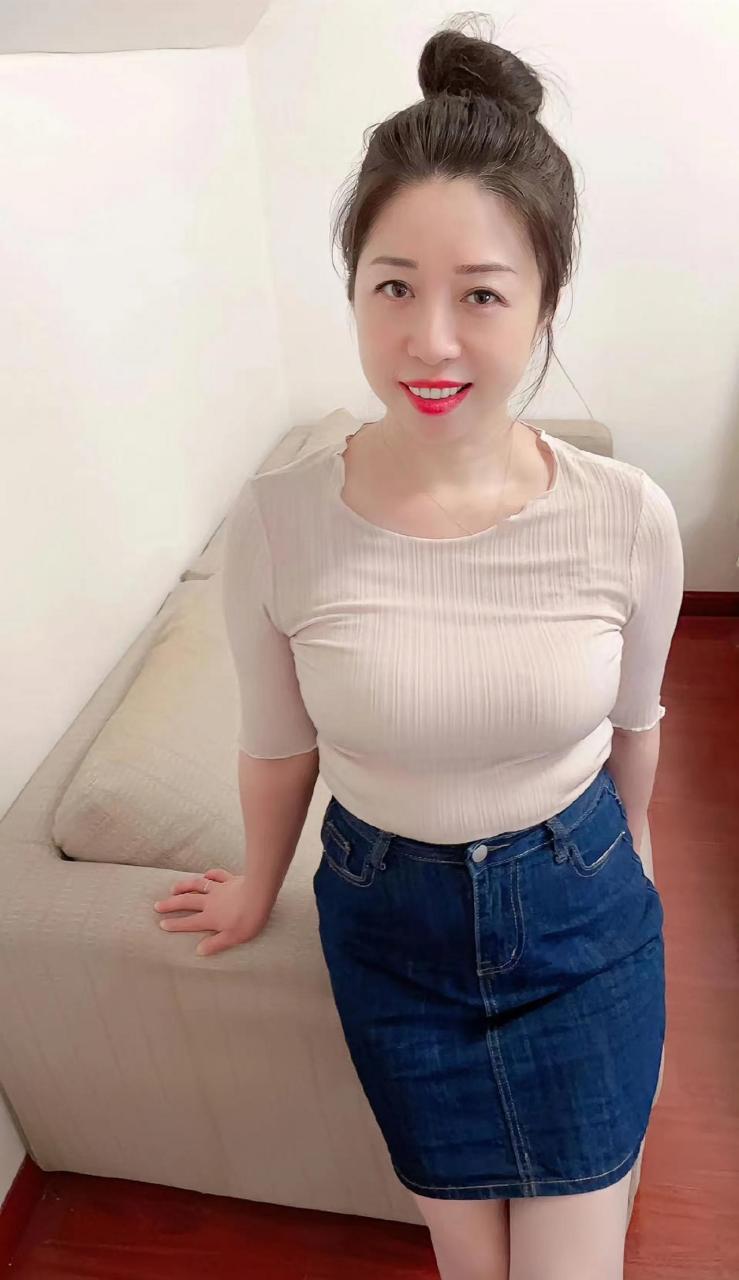 风韵美阿姨 女人过了四十岁就应该多关注自己的身体健康,年轻的时候