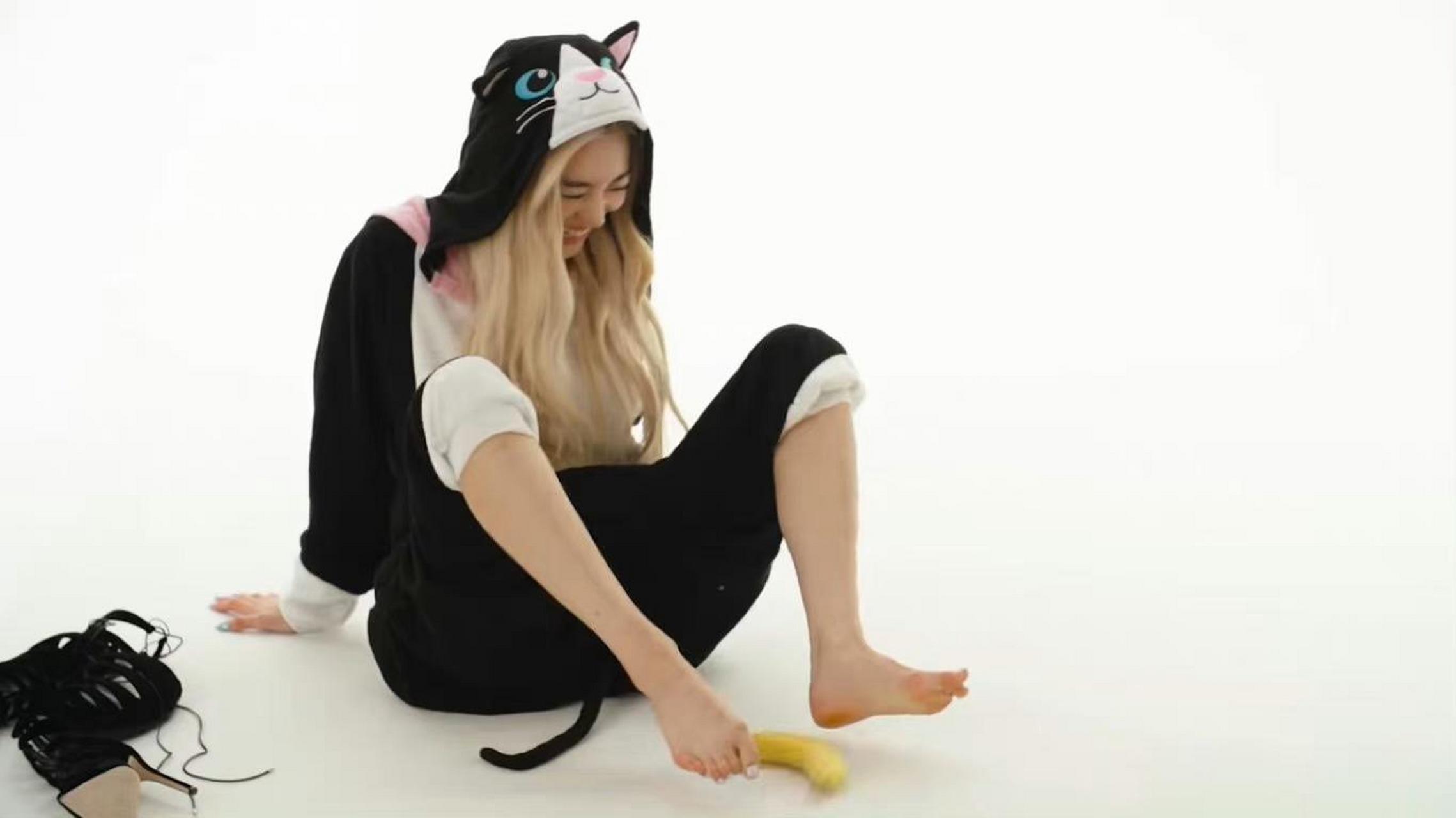 黄美英用脚剥香蕉脚脚好灵活啊