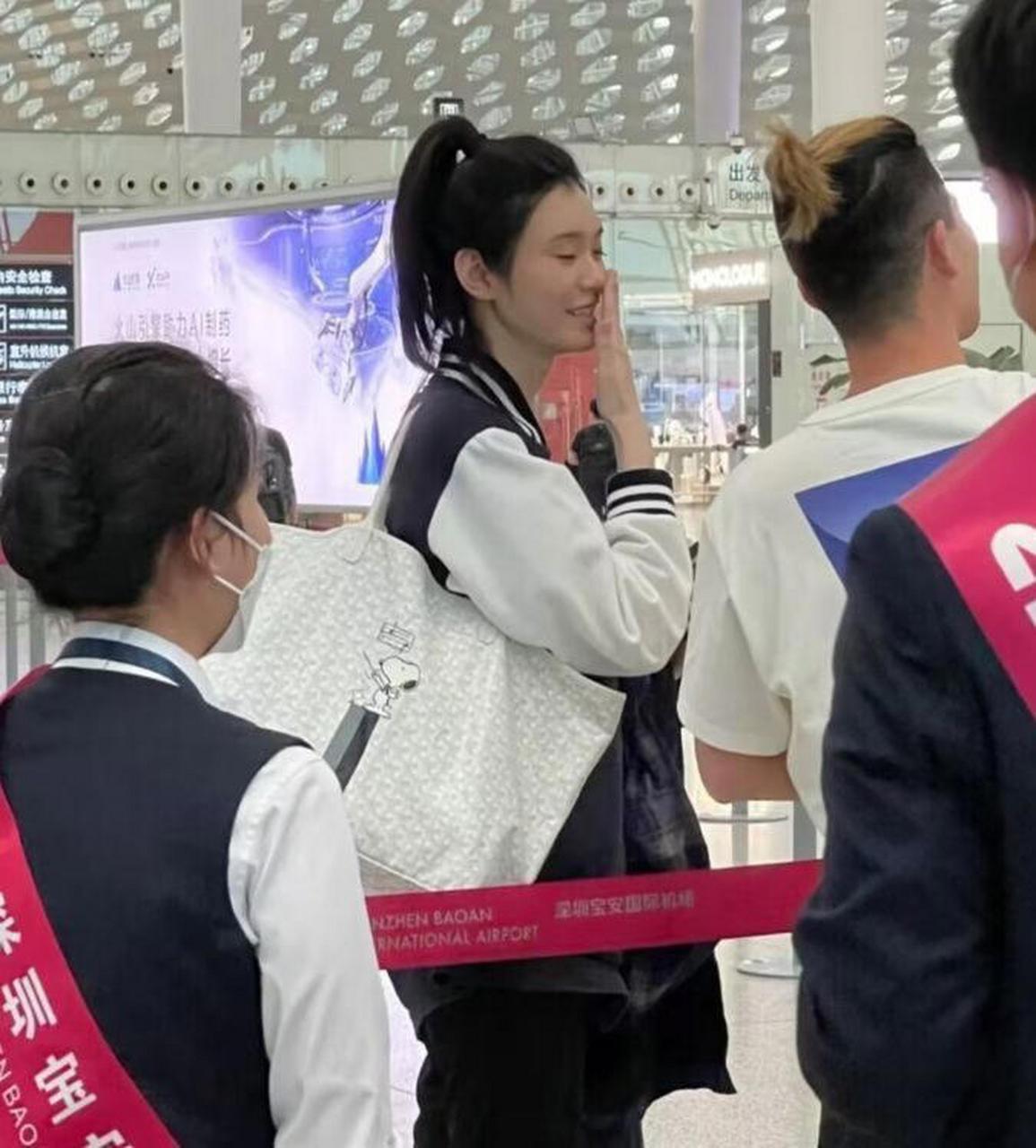 深圳机场偶遇奚梦瑶,扎高马尾气质突出,皮肤白皙如同少女!